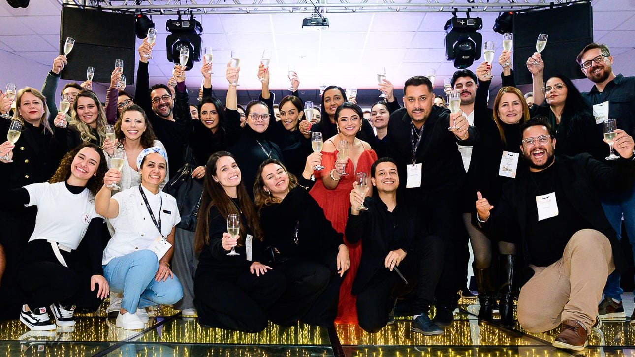 Equipe da Pró Inove reunida no salão, erguendo taças no brinde do fim do evento